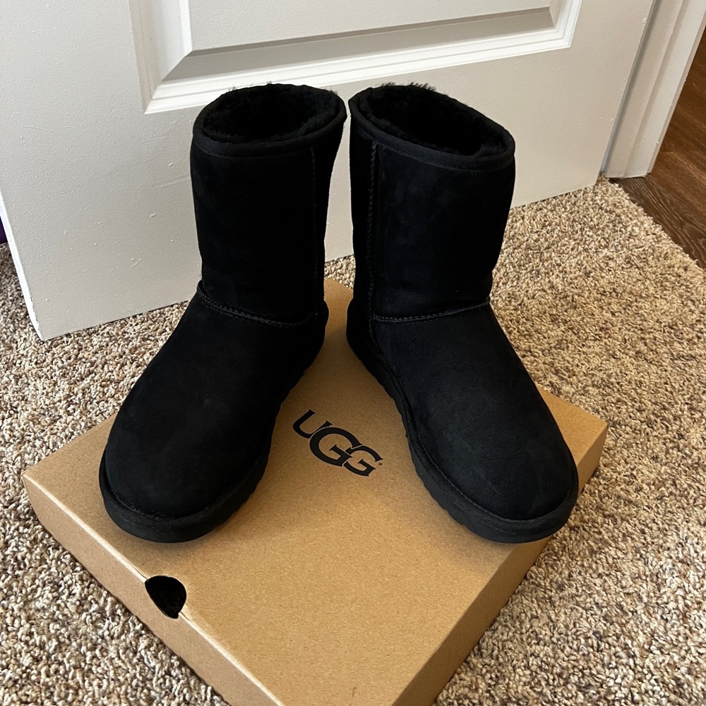 UGG Classic Short II Shearling Boots, Women's Size 8 - Picture 4 of 9